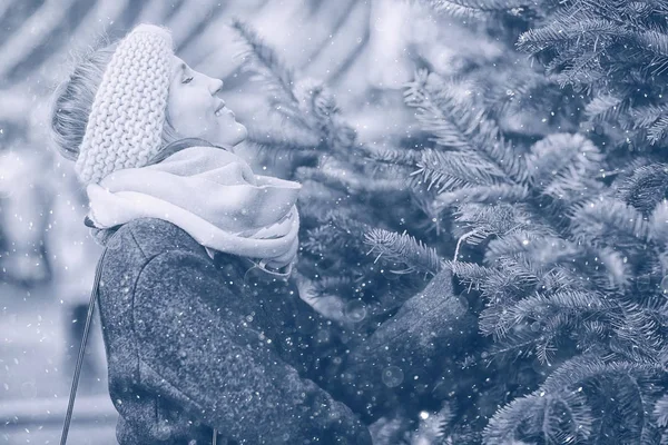 Vrouw in de buurt van fir tree — Stockfoto