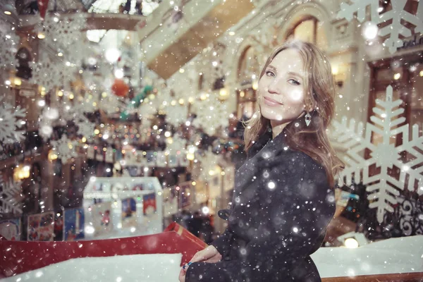 Alışveriş merkezinde güzel bir kadın — Stok fotoğraf