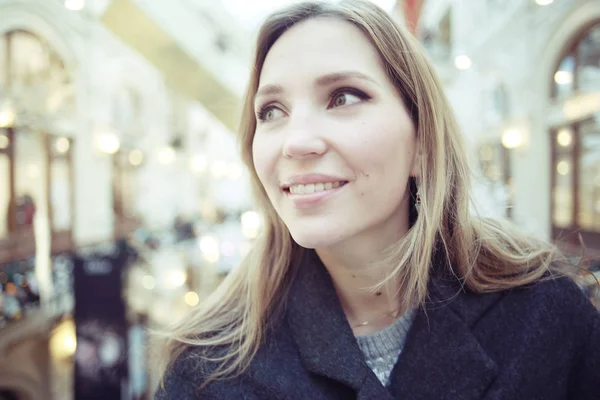 Kışın giyinmiş genç bir kadın.