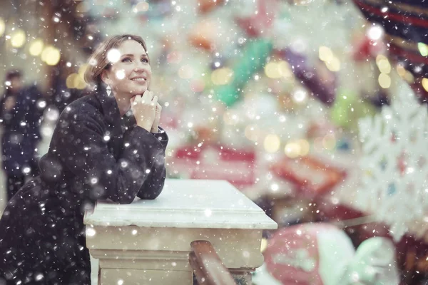 Giovane donna in abiti invernali — Foto Stock