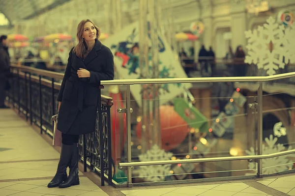 alışveriş merkezinde kadın