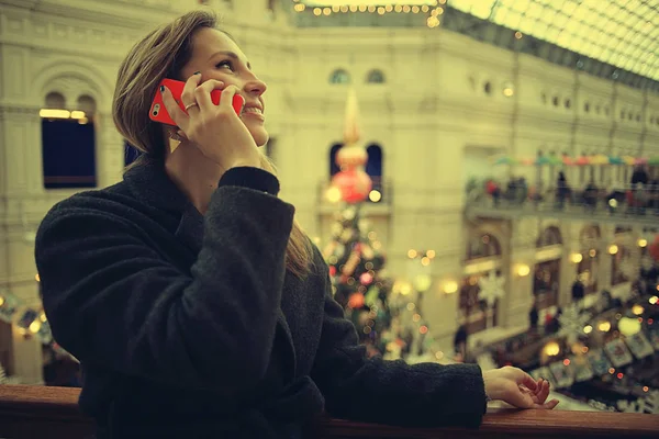 Mujer hablando por teléfono móvil — Foto de Stock