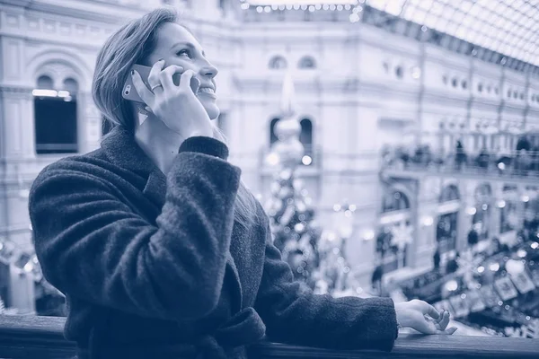 Mulher falando no telefone móvel — Fotografia de Stock