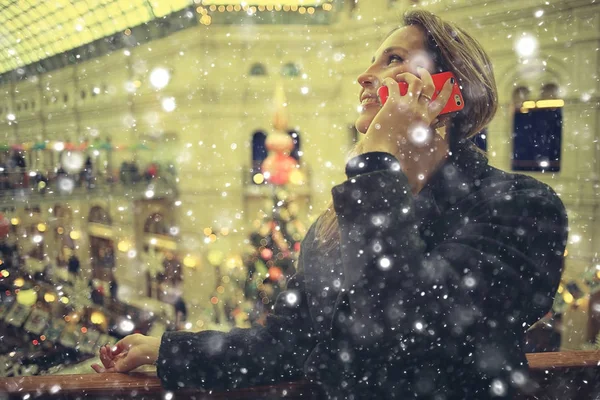 Frau telefoniert mit Handy — Stockfoto