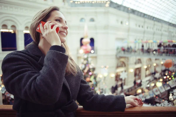 Kadın cep telefonuyla konuşuyor.