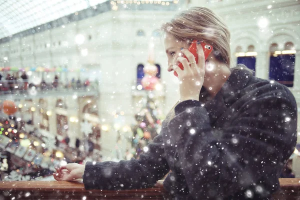 Kadın cep telefonuyla konuşuyor.