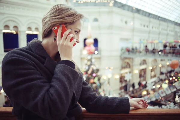 Kadın cep telefonuyla konuşuyor.
