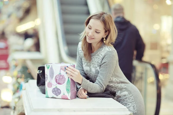 alışveriş merkezinde kadın 