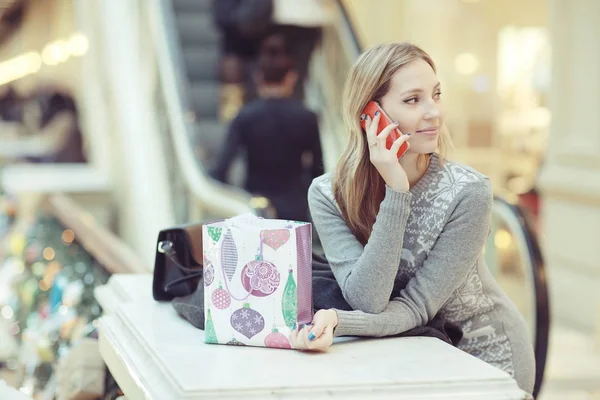 Woman in shopping center — Stock Photo, Image