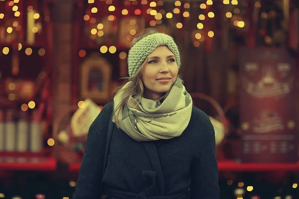 Jonge vrouw in winterkleding — Stockfoto