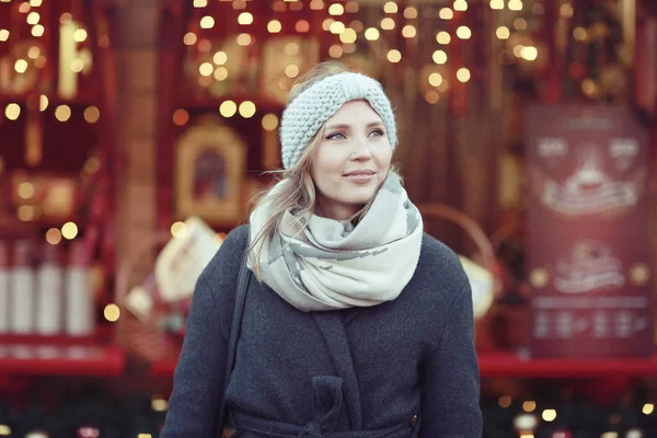 Kışın giyinmiş genç bir kadın.