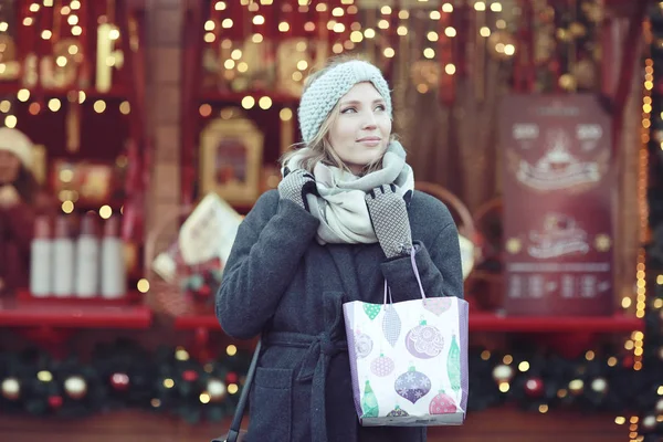 Alışveriş çantalı genç kadın.