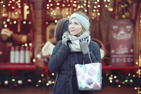 Giovane donna con shopping bag — Foto Stock