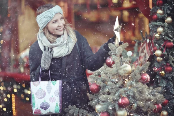 Genç kadın Noel pazarı  