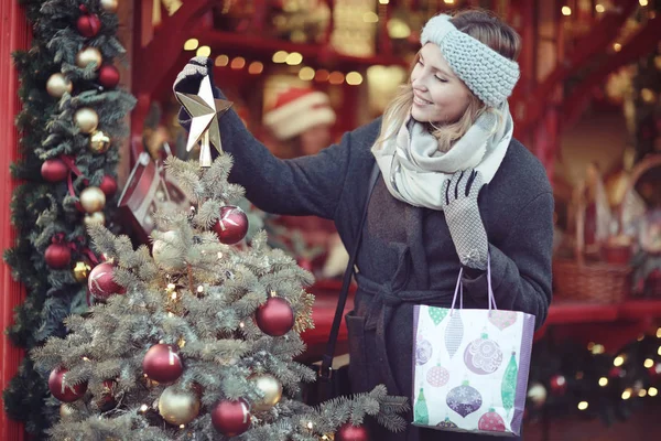 Mladá žena na vánoční trh — Stock fotografie