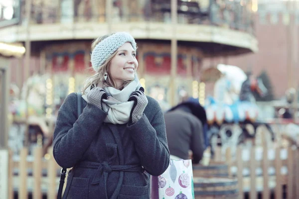 Giovane donna in abiti invernali — Foto Stock