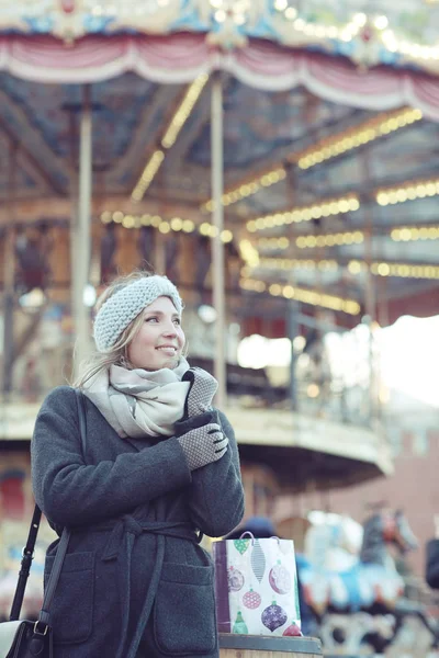 Kışın giyinmiş genç bir kadın.