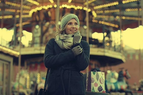 Kışın giyinmiş genç bir kadın.