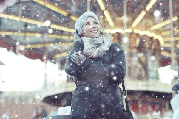 Giovane donna in abiti invernali — Foto Stock