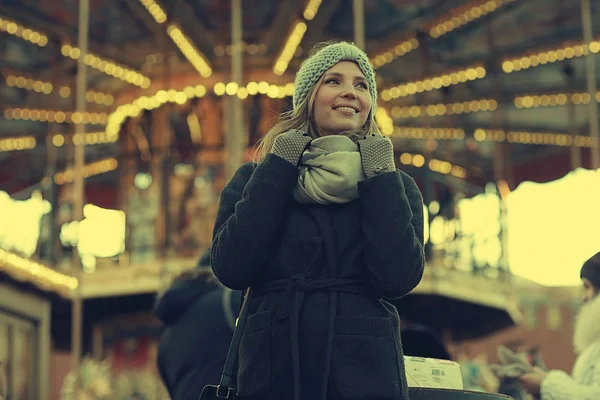 Giovane donna in abiti invernali — Foto Stock