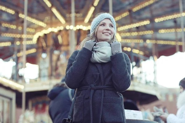 Giovane donna in abiti invernali — Foto Stock