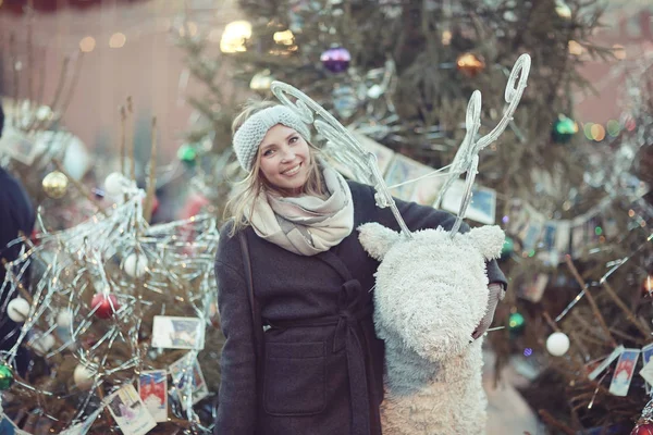 Jovem mulher no mercado de Natal — Fotografia de Stock