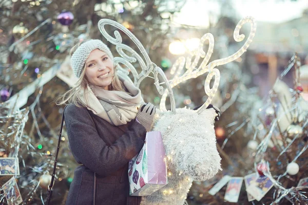 Genç kadın Noel pazarı 