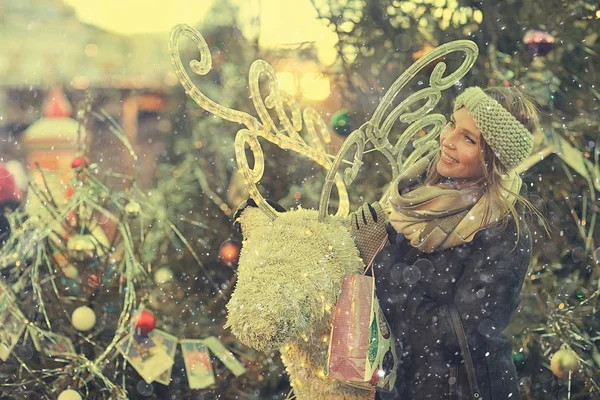 Young woman at Christmas market — Stock Photo, Image