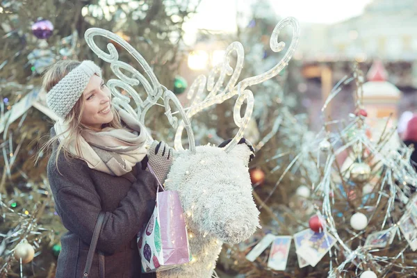 Genç kadın Noel pazarı — Stok fotoğraf