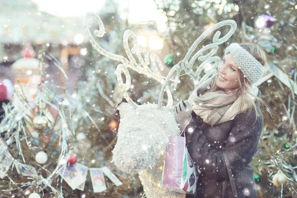 Junge Frau auf Weihnachtsmarkt — Stockfoto