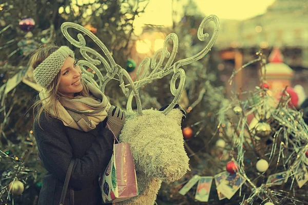 Mujer joven en el mercado de Navidad — Foto de Stock