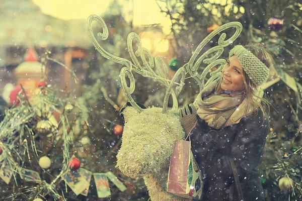 Mujer joven en el mercado de Navidad — Foto de Stock