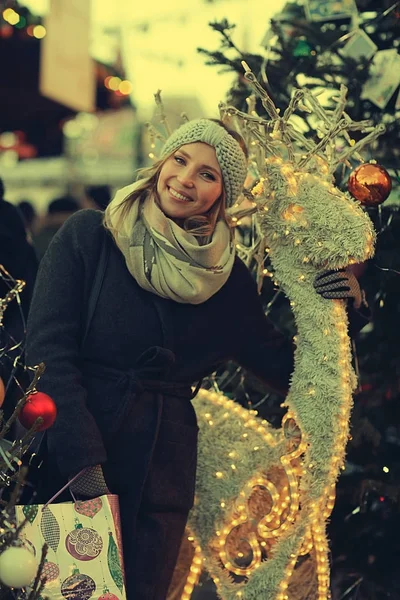 크리스마스 시장에서 젊은 여자 — 스톡 사진