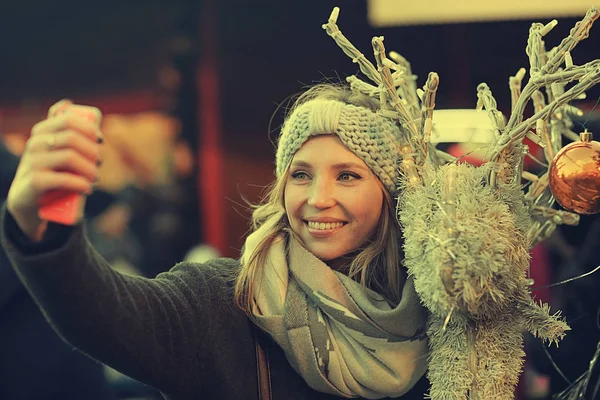 Νεαρή γυναίκα σε Χριστουγεννιάτικη αγορά — Φωτογραφία Αρχείου