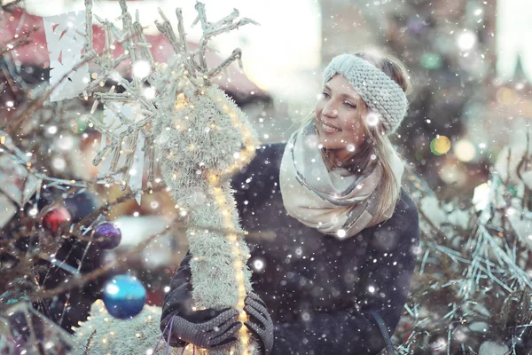 Ung kvinna på julmarknad — Stockfoto