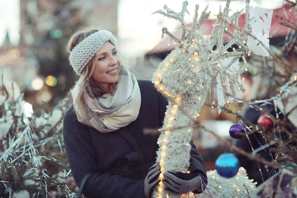 Молодая женщина на Рождественском рынке — стоковое фото