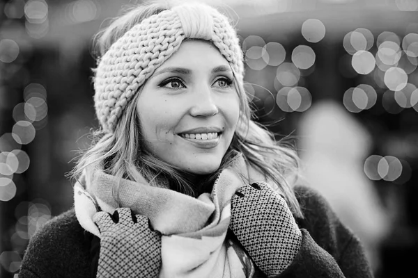 Gülümseyen genç kadın