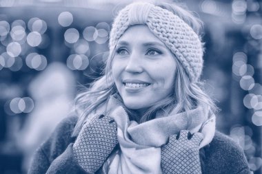 Gülümseyen genç kadın