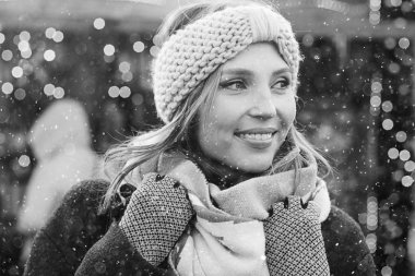 Gülümseyen genç kadın