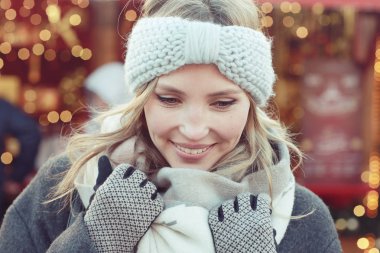 Gülümseyen genç kadın