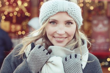 Gülümseyen genç kadın