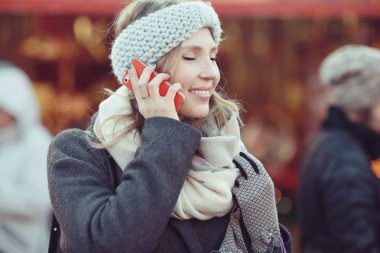 Kadın cep telefonuyla konuşuyor.