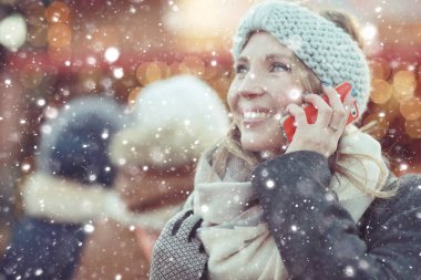 Kadın cep telefonuyla konuşuyor.