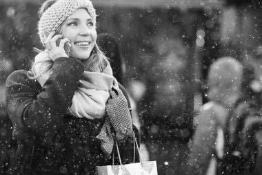 Kadın cep telefonuyla konuşuyor.