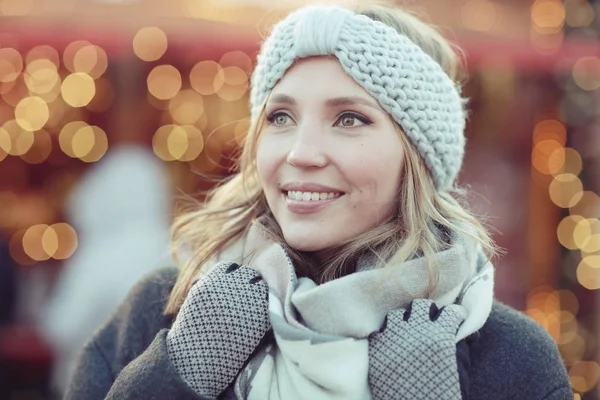 Gülümseyen genç kadın