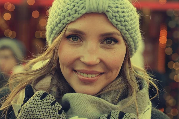 Gülümseyen genç kadın