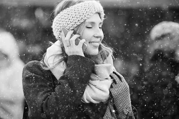 Vrouw praten op mobiele telefoon — Stockfoto