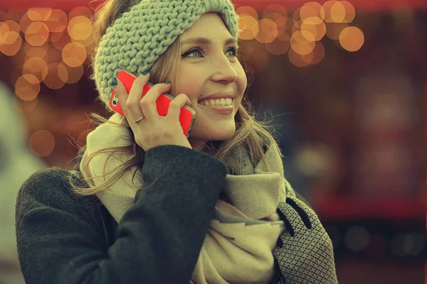 Mulher falando no telefone móvel — Fotografia de Stock