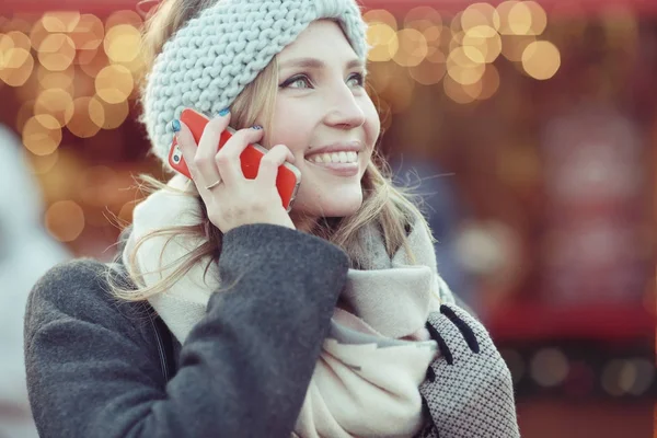 Žena mluví na mobilním telefonu — Stock fotografie