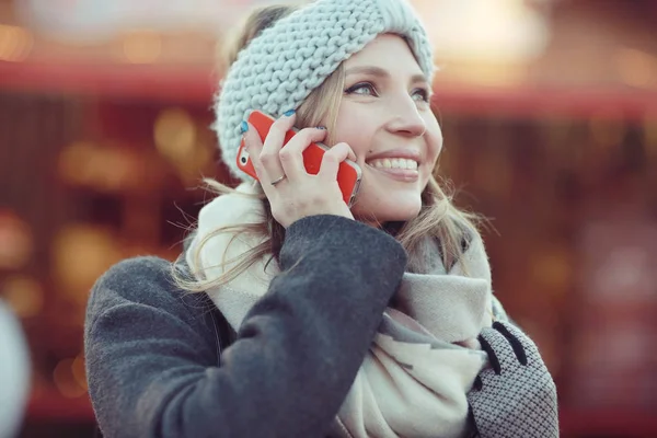 Žena mluví na mobilním telefonu — Stock fotografie